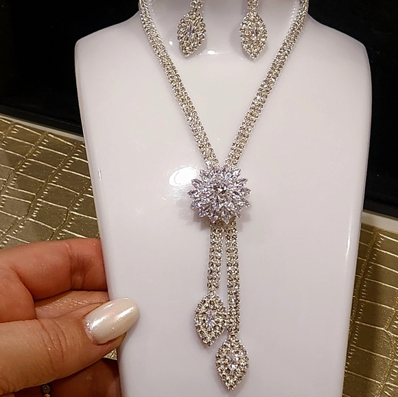 Bridal jewelry three piece set, elegant CZ floral design, luxurious wedding neck - Picture 9 of 13